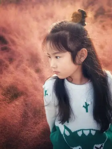 两个女儿的麻麻拍八岁大女儿