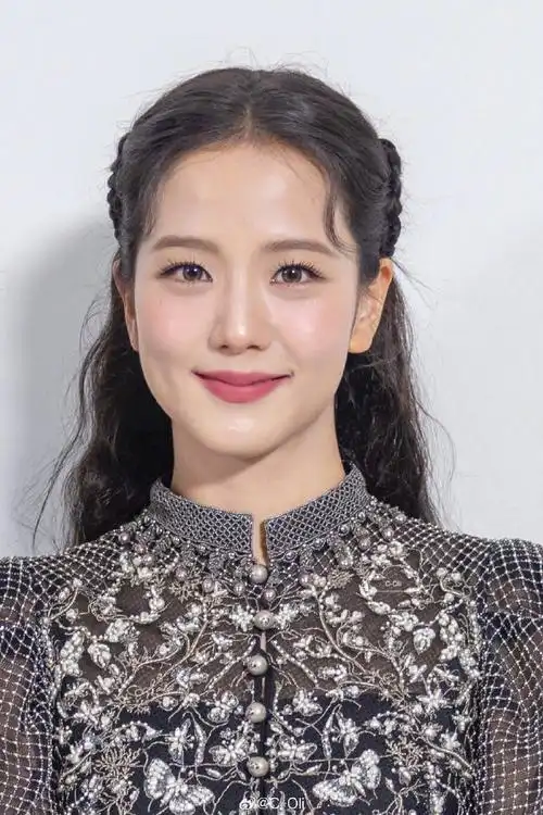 金智秀 秀场上的洋娃娃#金智秀外媒生图,好漂亮啊,秀场上的洋娃 !!