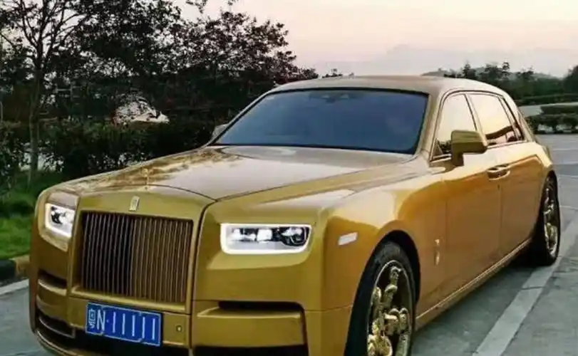 劳斯莱斯黄金车(黄金劳斯莱斯配龙纹轮毂,转卖送豹子号车牌,网友:白送
