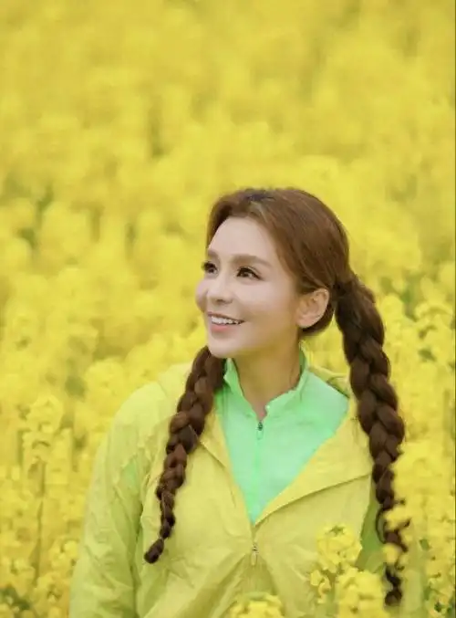 50岁朱迅晒最新春日美照身处油菜花海活力满满少女感十足
