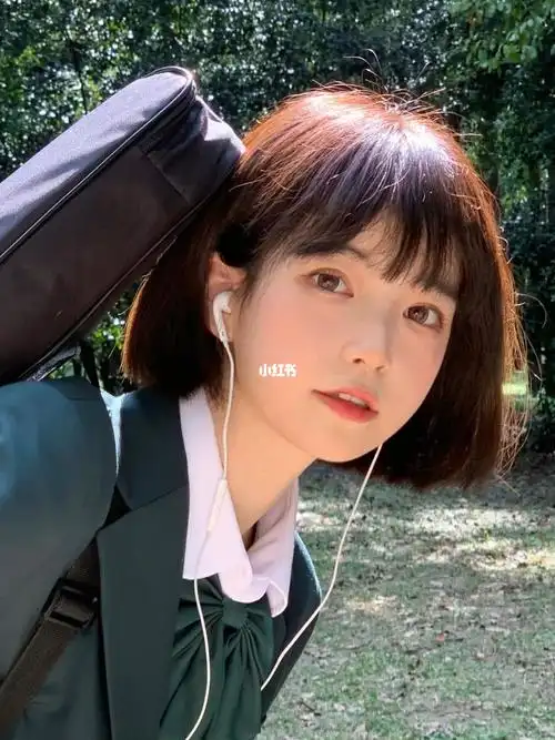 一刀切短发搭配浅色真的太好看啦100甜中带酷#深圳发型 |#深圳剪发