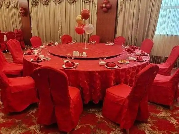 屋里有两桌,都是他们家的