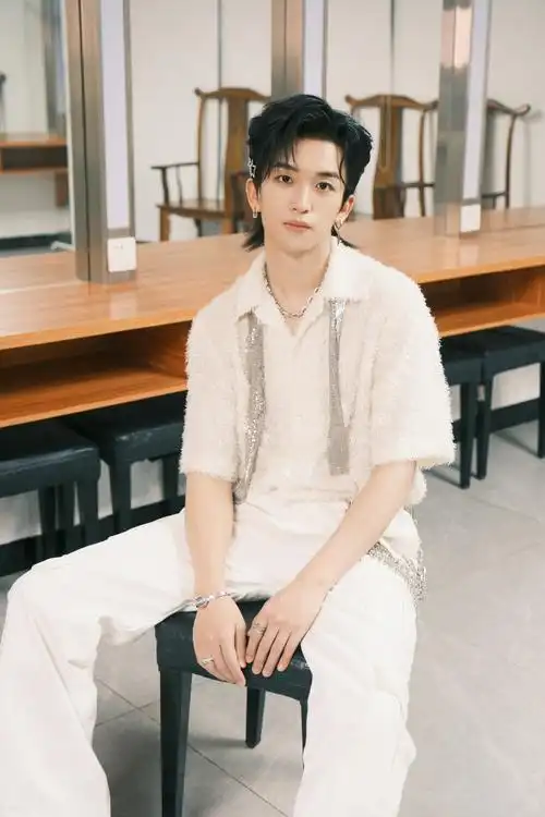 解锁新发型9999是百变小黄广州站现在开始#黄子弘凡捕梦日记巡回