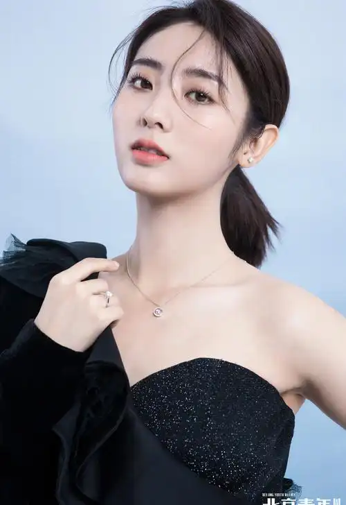 邢菲斜肩礼裙性感写真图片112