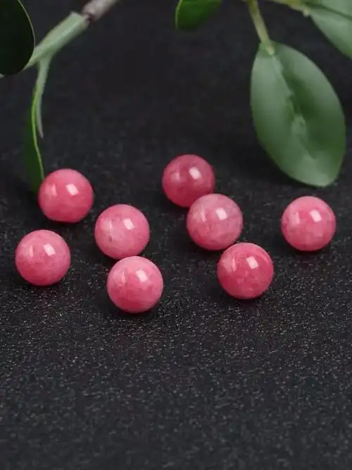 红纹石的主要成分是石英和赤铁矿,是一种具有特殊寓意的宝石,它象征着