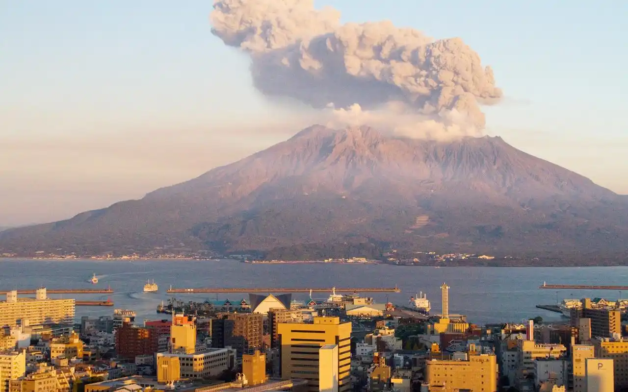 樱岛日落烟雾火山日本