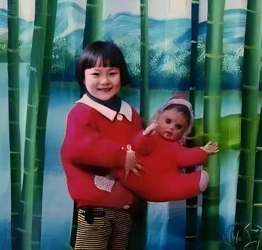 张馨予小时候真美,从小美到大!她还记得,她刚红的时候,很多人都说她整