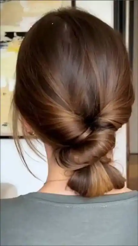 十秒钟学会一种很新的盘发,纹理感特别美的低马尾盘发,好看的#发型