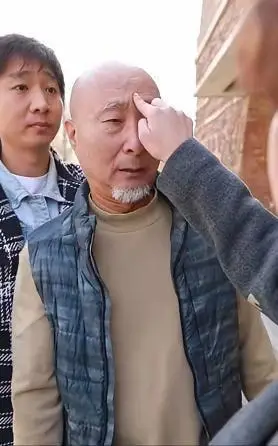 陈佩斯分享视频与老婆在街头发生争吵激动到把帽子摔在地下