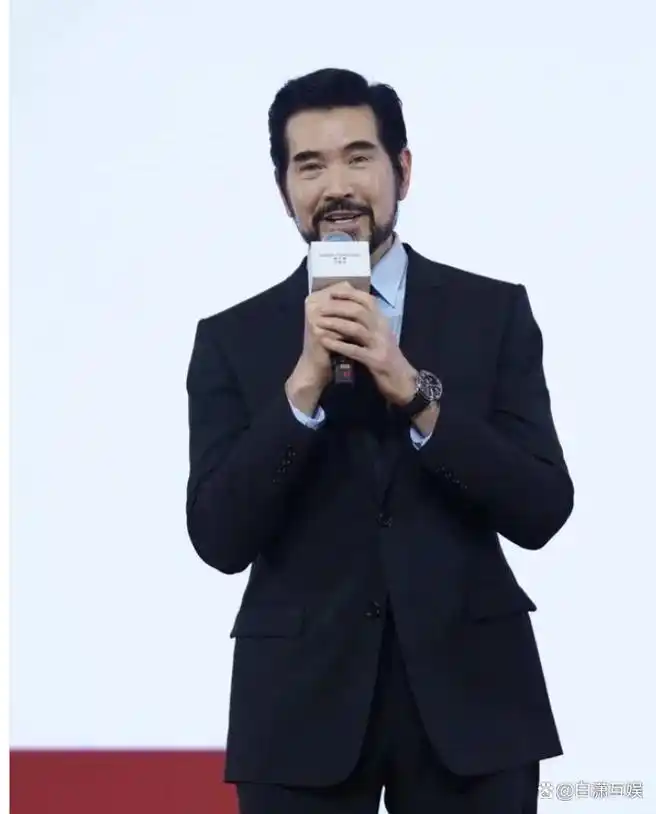 62岁费翔现身上海商演!满脸胡须造型引爆全场,气质干练状态良好