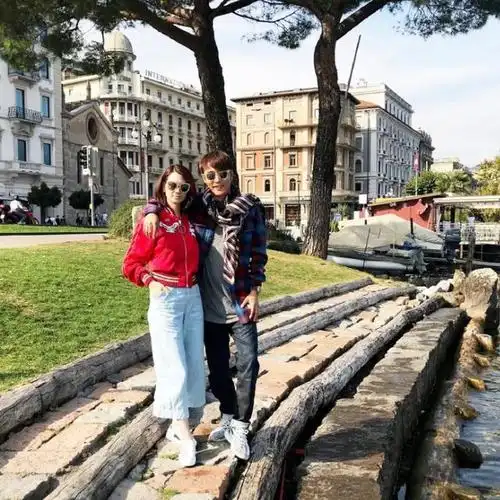 张丹峰夫妇罗马街头秀恩爱洪欣脚上小白鞋火了这就是嫁给爱情