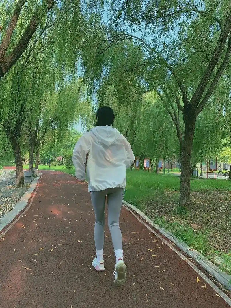 阳光下五公里 #运动 #自律 #运动女孩 #跑步治 - 抖音