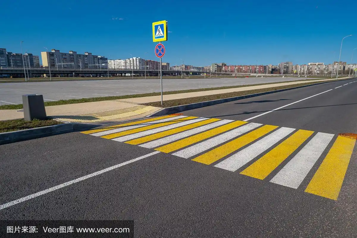 开放空间有道路标志和路标,十字路口,人行横道,晴天,蓝天,城市景观