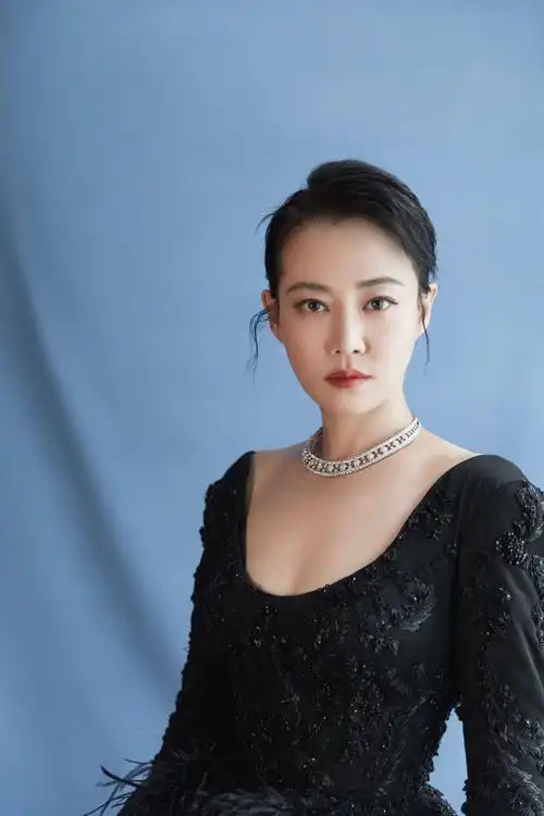 谭卓这次的黑色礼服没显瘦,咋还显的臃肿了,摄影的原因?_网易订阅