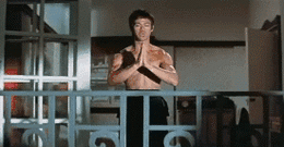 其它 正文 看看李小龙那如蝙蝠一般的背阔肌就知道 他出拳时除了用到