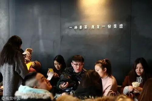 门口排大队,屋里都是坐等叫号的人们.  图片来源:七天/视觉中国