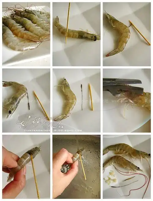 图7:用牙签刺破虾头和虾身连接处.