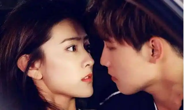 梁洁和蒲巴甲一袭黑色西装出现在了机场,一对璧人很是赏心悦目