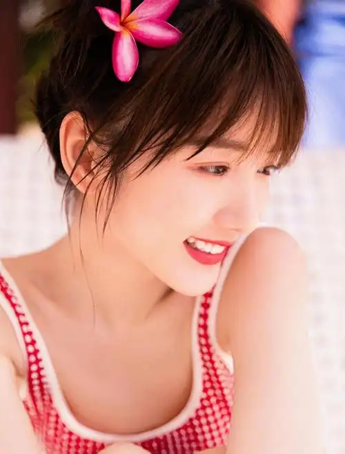 毛晓彤可爱调皮泳装写真