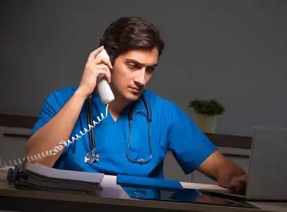 上夜班年轻英俊的医生在医院上夜班照片