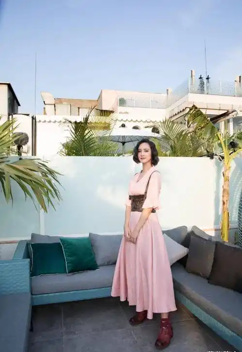 原创张歆艺大秀事业线高腰时尚露美腿时尚更添时尚袁弘真有福气