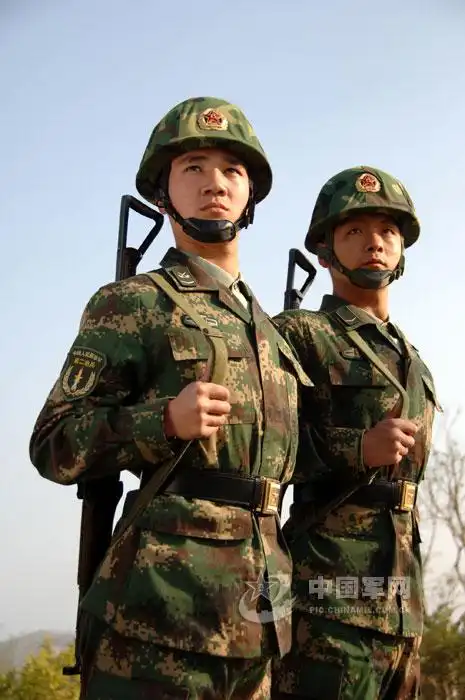 二炮官兵换装07式林地迷彩服威武帅气_上海工作服订做_上海工作服订做
