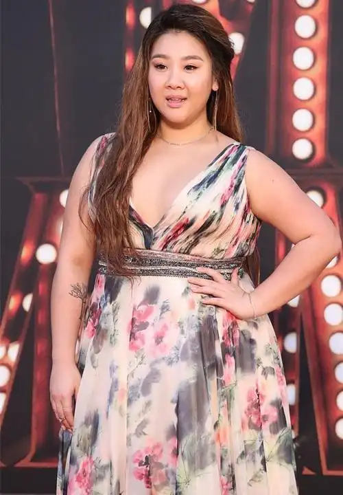 一顿饭吃7个鲍鱼,从200斤减肥到108斤,现在郑欣宜怎么样了?