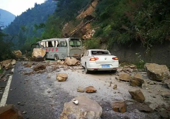 地震突袭九寨沟