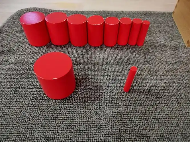 感官教具《彩色圆柱体》