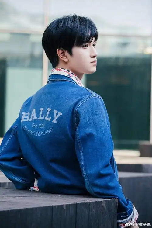 敖子逸晒牛仔外套二宫格随拍
