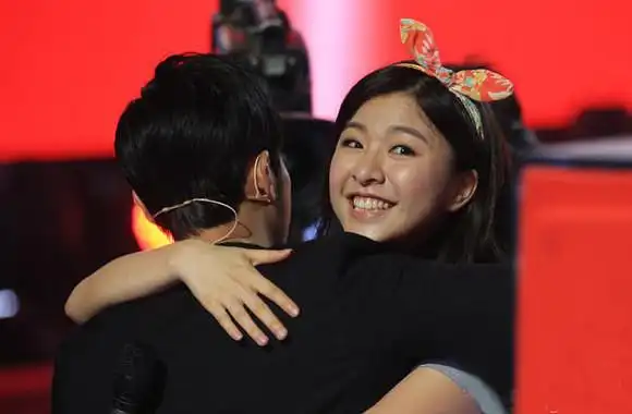 关诗敏与导师周杰伦拥抱