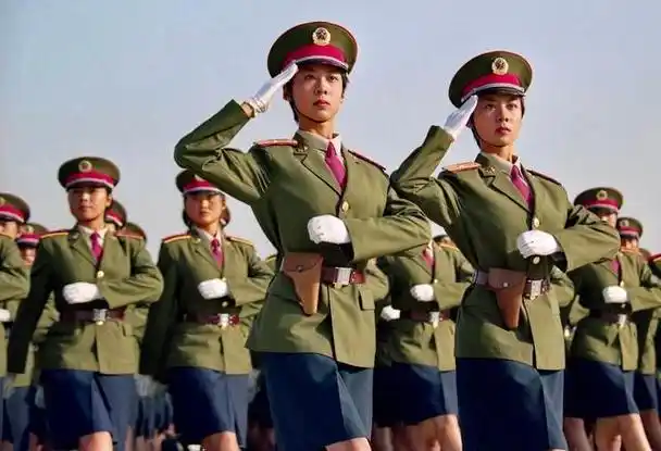 解放军74式女兵裙服,岂止是漂亮二字可以形容的!
