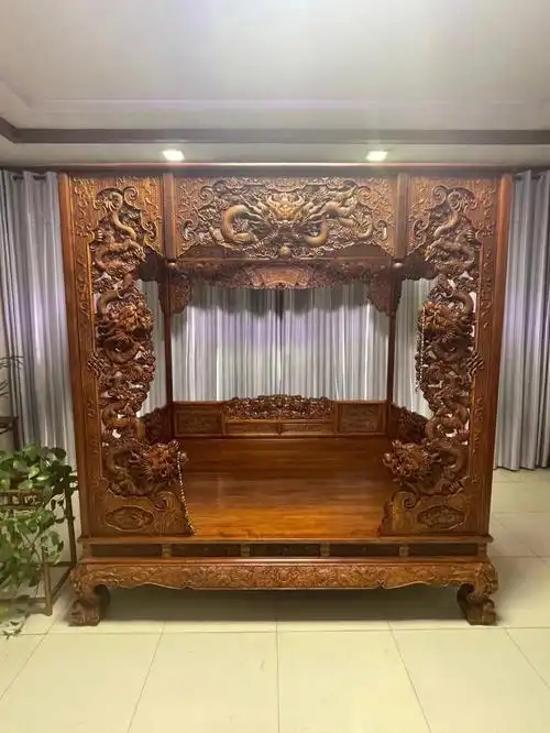 黄花梨龙纹拔步床
