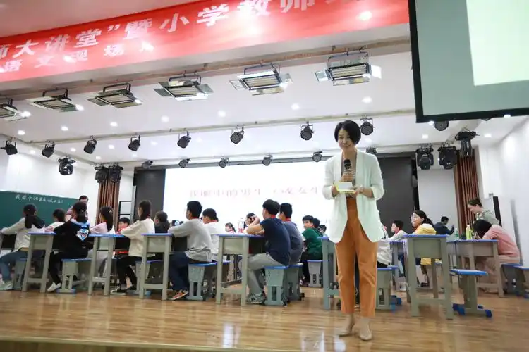 日暖花开君莫负,名师讲堂送春光——记余江区2019春"名师大讲堂"语文