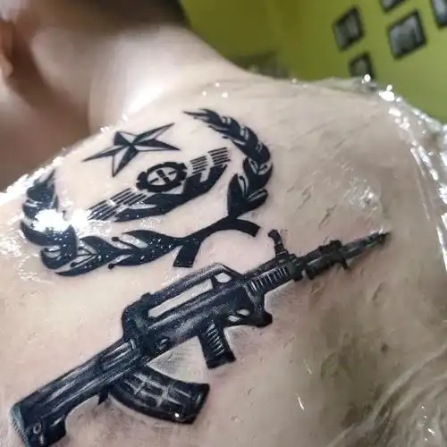 军人的信仰82 徽章加枪设计,_纹身吧社区 - 纹身大咖