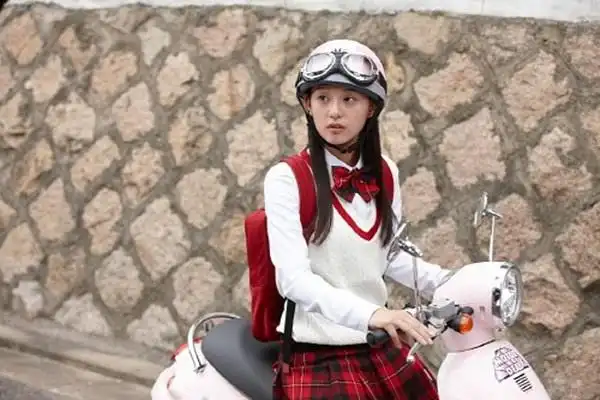 求短腿的反击中金智媛骑粉红色电瓶车的剧照