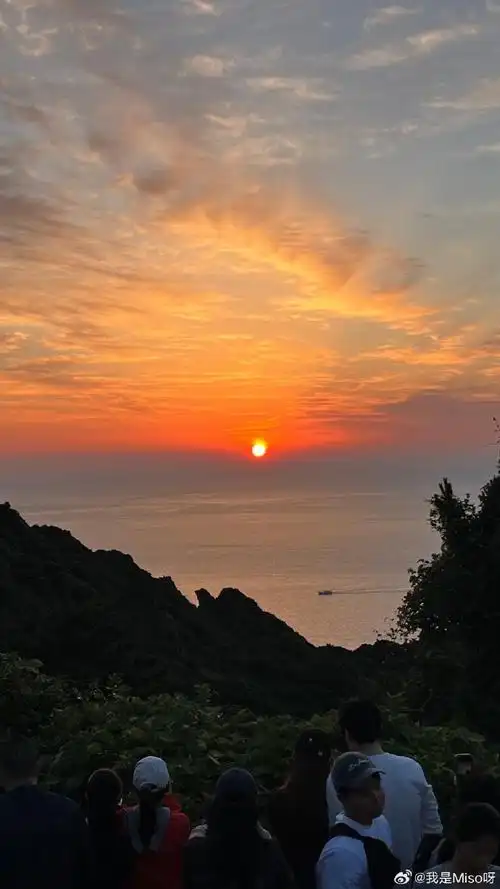 看了第 次日出峰的海上日出93  真的太美了 ,肉眼实际看到的比照