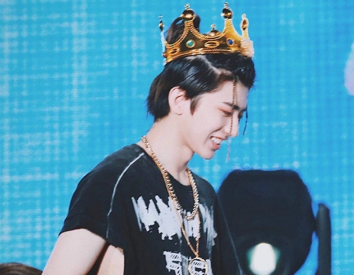 男明星戴上皇冠张新成可爱朱正廷二次元看完王一博被迷住