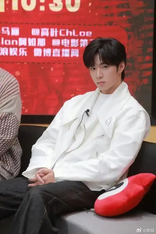 刘耀文今日扫楼生图96白色衬衫妥妥青春男高……|刘耀文_新浪新闻