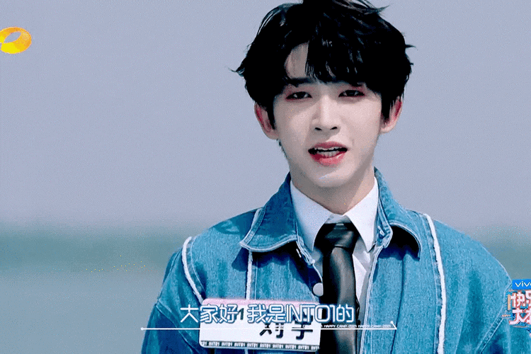 《快乐大本营》中,刘宇的妆容和其他人完全不在一个level上,皮肤白到