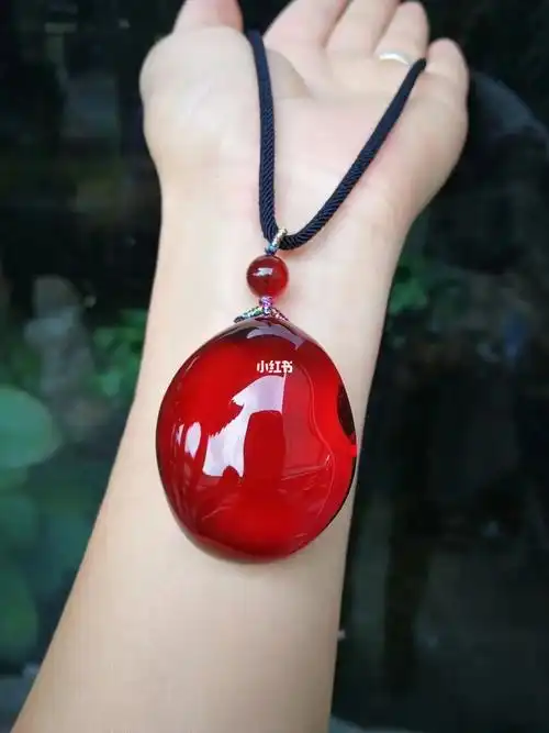 顶级樱桃红玻璃底血珀蛋形吊坠