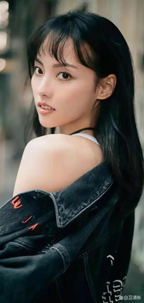 白色连衣裙的魅力,让人心动不已,张嘉倪身穿白色连衣裙,仿佛是春天里