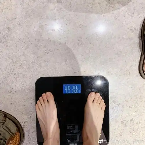 杨超越分享最新体重493公斤得意喊话姐妹来比拼