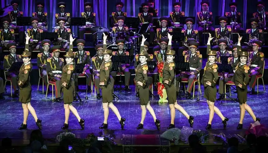 朝鲜人民军军乐团女兵亮相俄罗斯"救世主塔楼"国际军乐节