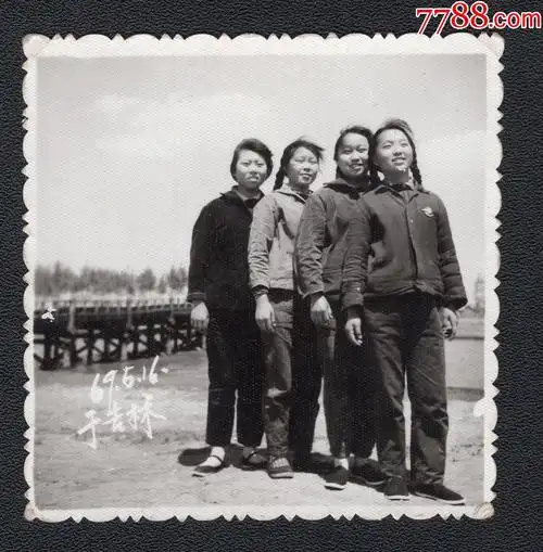 文革年代女学生风景老照片1张尺寸约5555厘米