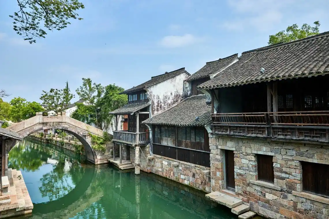 嘉兴乌镇,我心中的水墨江南  乌镇位于嘉兴市桐乡市石佛南路18号,国家