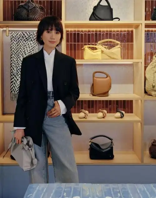 46岁袁泉才是职场女人的穿搭模板不露分毫却美的时髦高级