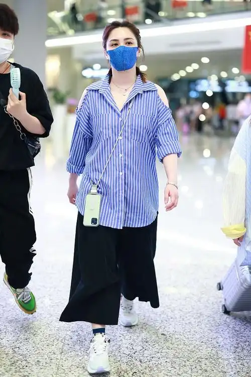 twins机场合体阿sa身材身高更胜一筹但依然掩盖不住阿娇的美