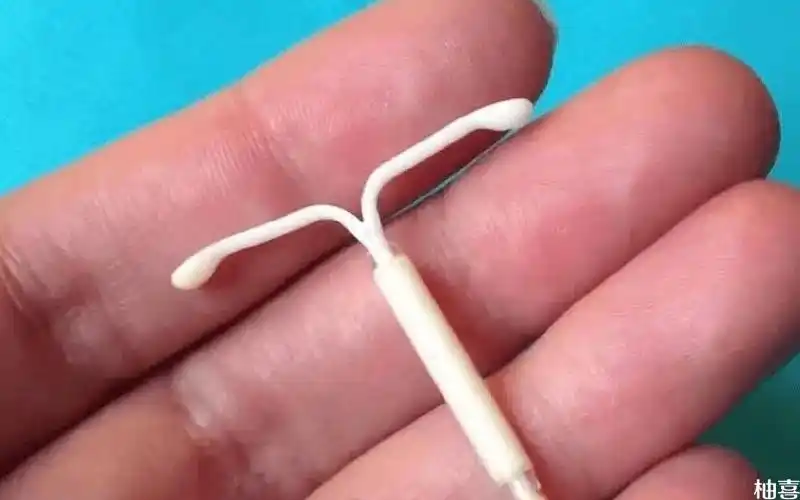 吉尼环是一种金属节育环,是一根塑料线上有6个小的铜环状物,有尾丝.