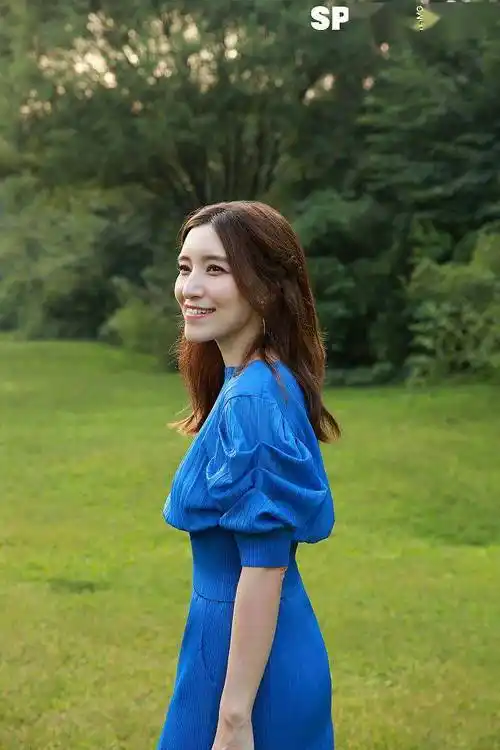 梁心颐蓝色连衣裙温柔优雅绿野林间恣意洒脱开唱